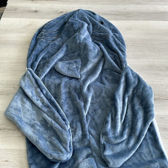 Cozy Shark‎ Blanket Blue/White OS NWT - Picture 7 of 9
